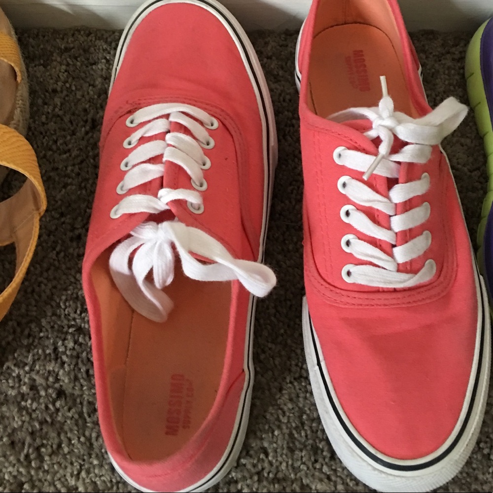 Coral/pink tennis shoes